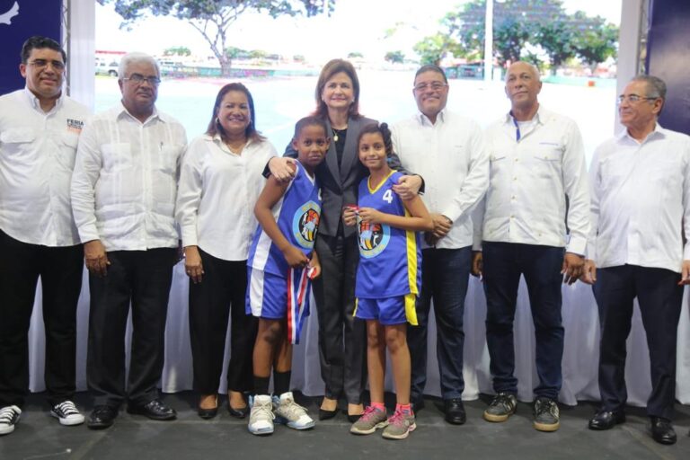 Vicepresidenta Raquel Peña inaugura dos polideportivos en Santo Domingo Este con inversión aproximada de RD$ 20 millones