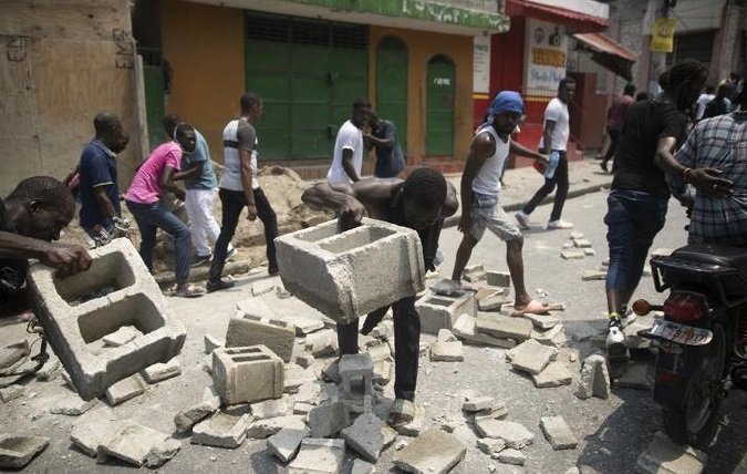 Incendian Ministerio de Economía de Haití en Gonaives y Puerto Príncipe sigue paralizado
