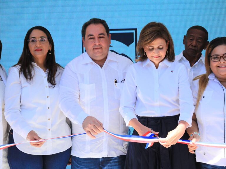Vicepresidenta de la República entrega dos hospitales remozados en Azua