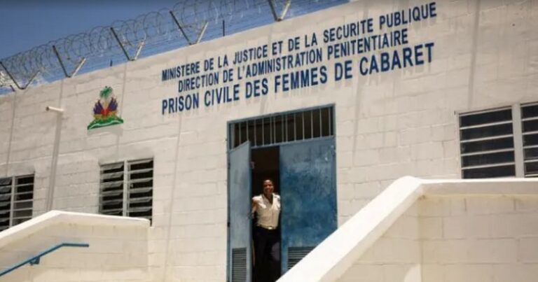 Comando libera reclusas tras irrumpir fuertemente armado en una cárcel en Haití