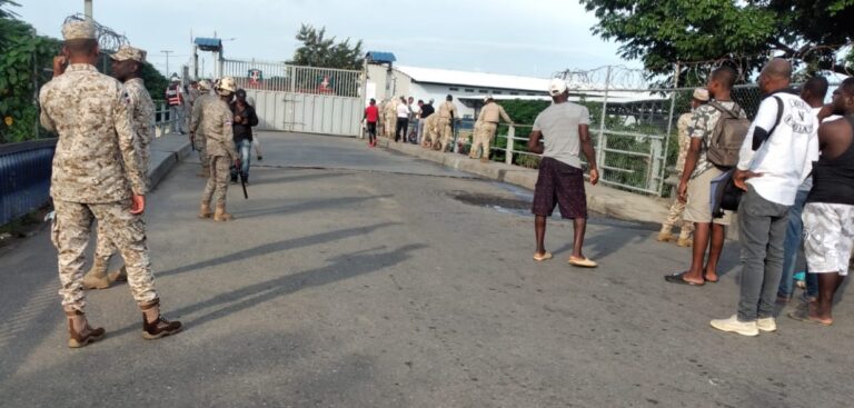 Haitianos lanzan piedras para que abran puerta que da entrada al mercado binacional