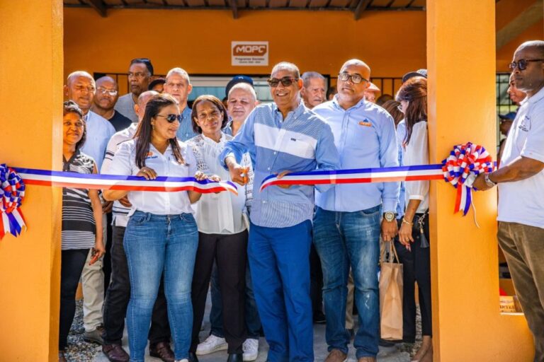 Ministerio de Obras Públicas entrega Centro Comunal y remoza edificios en el sector Los Ríos