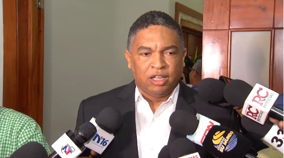 Senador Yvan Lorenzo denuncia bandas de haitianos chantajean  con cierre frontera