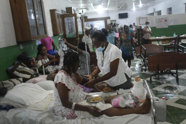 Bandas bloquean suministro combustible y fuerzan cierre hospitales en Haití