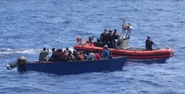 Repatrian a 47 migrantes dominicanos interceptados en aguas de Puerto Rico