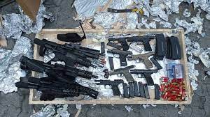 Aduanas decomisa 49 armas de diferentes calibres y miles de municiones procedentes de NY