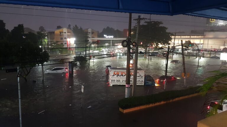 Grandes inundaciones se registran en la capital; los vehículos flotan en el agua