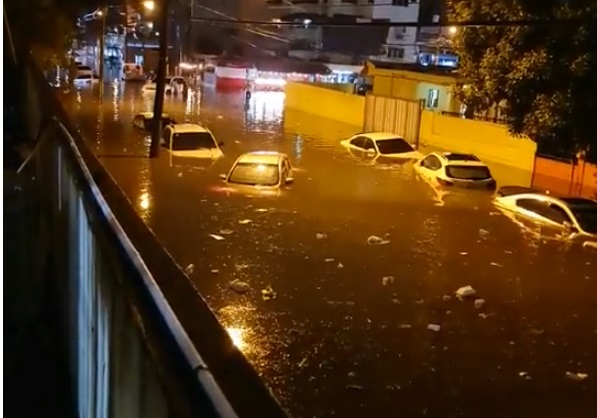 Decenas de vehículos resultaron ahogados en el sector los Prados, del Distrito Nacional