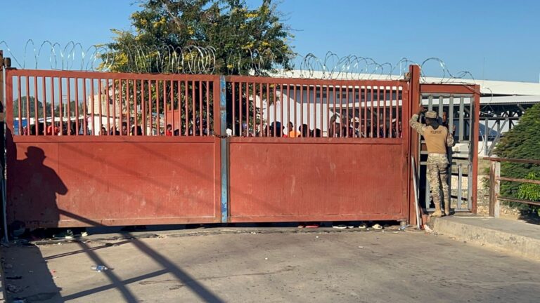 Haitianos cierran la frontera; demandan mejor trato y detener repatriación