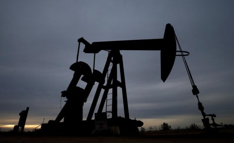 Petróleo de Texas baja y cierra en 76.28 dólares el barril