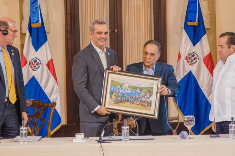 Gobierno junto a Hábitat Dominicana y FICEM sustituirán 10 mil pisos de tierra por concreto en todo el país
