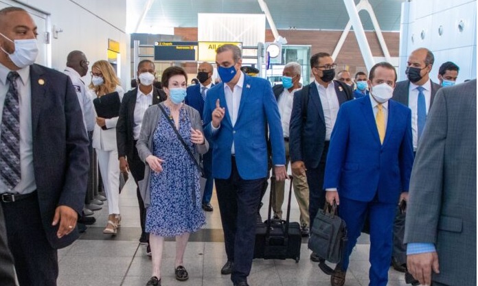 Presidente Abinader retorna esta tarde a la República Dominicana
