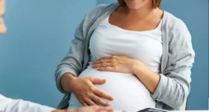 Embarazadas que se vacunan contra COVID-19 podrían pasar inmunidad al bebé