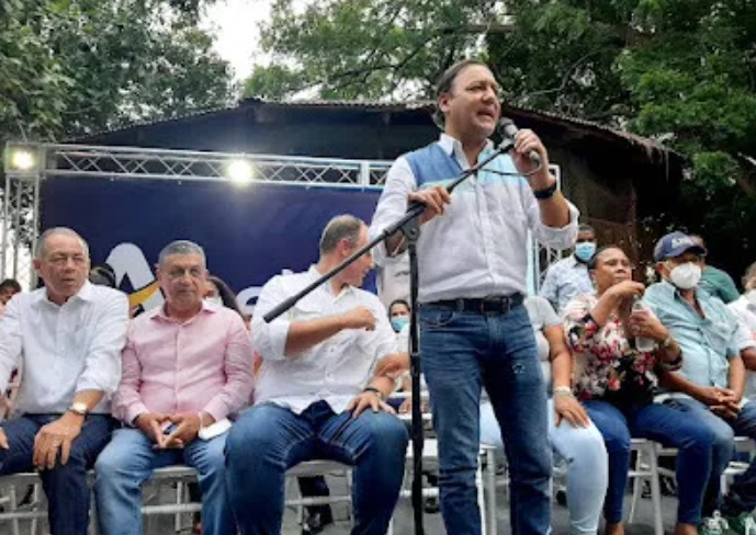 Abel Martínez realiza actividad política al aire libre en Barahona