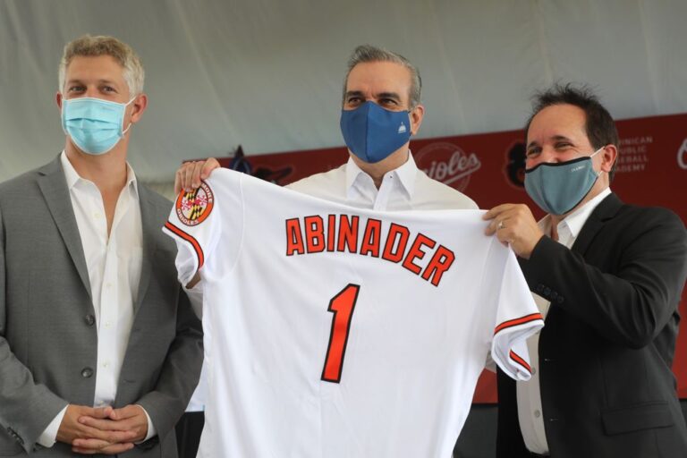 Abinader asiste a primer palazo para construcción de complejo deportivo de los Orioles