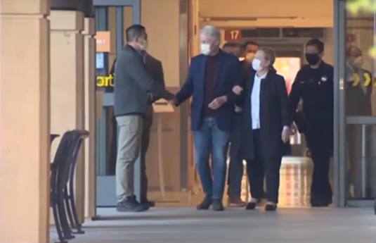 El expresidente Clinton sale de hospital en California