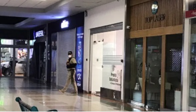 Una financiera en Bella Vista Mall entre los negocios allanados por Operación Larva