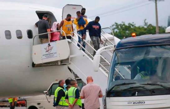 Cuba deporta a cientos de haitianos en seis vuelos y un barco