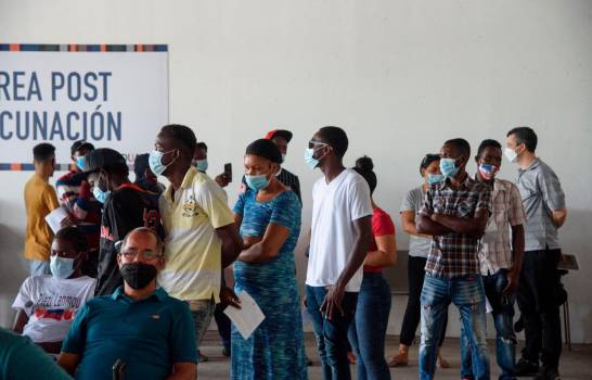 Haitianos en  República Dominicana tildan de loca  vacunación contra el COVID-19