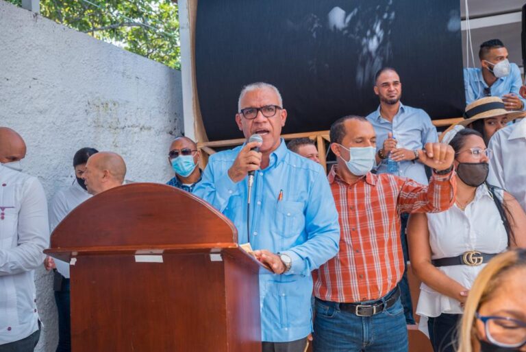 José Paliza juramenta alcalde del PLD de municipio Sabana Larga de Ocoa