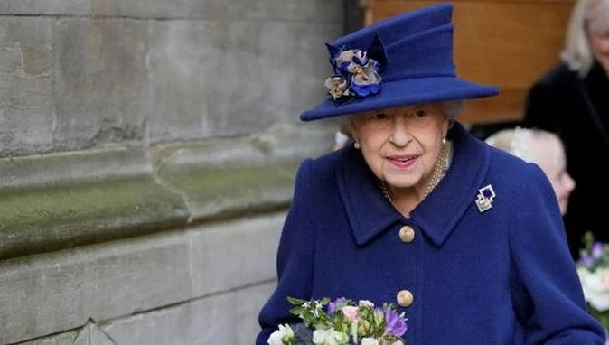 La reina Isabel II es vista en público con un bastón
