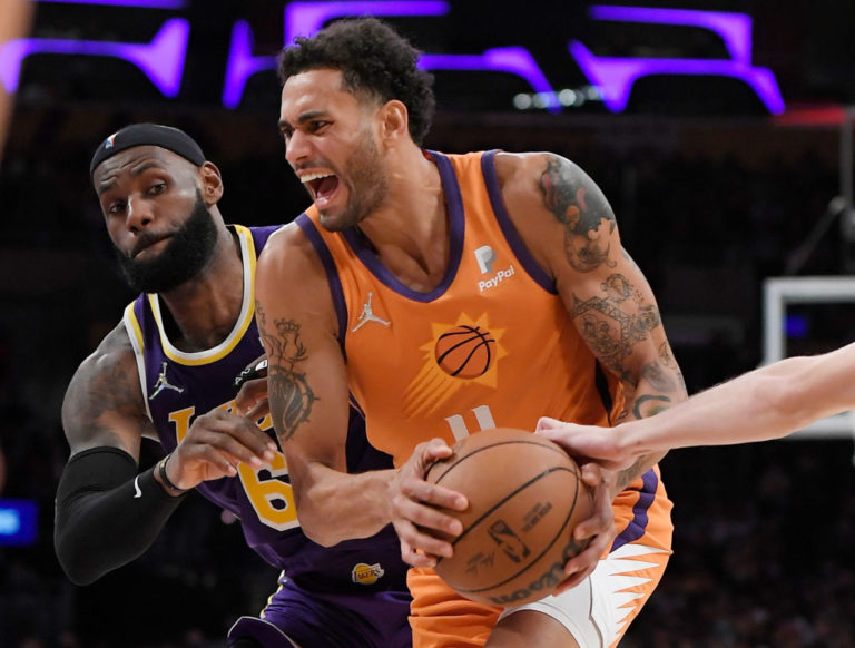 Phoenix vence con autoridad y provoca tensiones en los Lakers