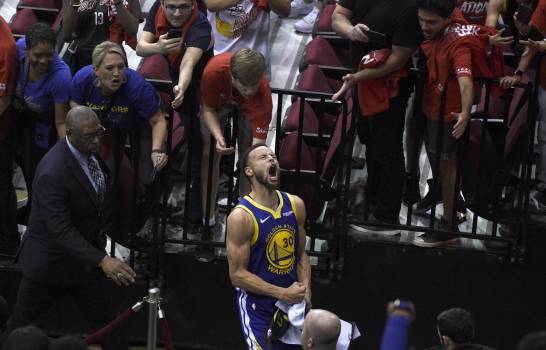 Curry y Warriors sorprenden a James y Lakers en el 1er juego