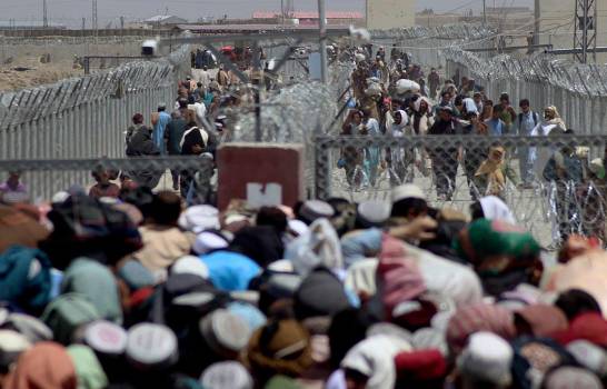 El caos se apodera de miles de afganos desesperados por cruzar a Pakistán