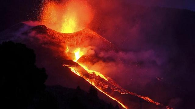 ESPAÑA: Volcán La Palma desata furia con actividad mas efusiva