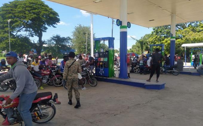 Autoridades refuerzan frontera ante protestas por alza de combustible en Haití
