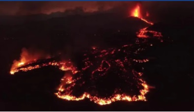 La amenaza de lava avanza por el sur del volcán, a seis metros por hora