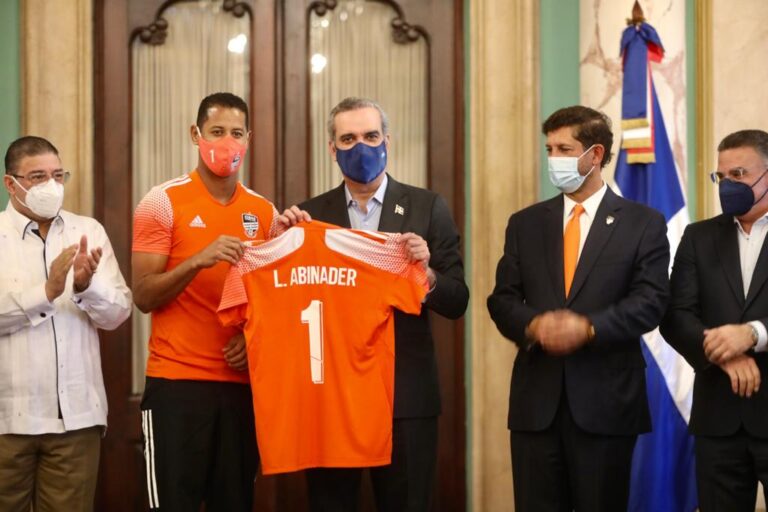 Presidente Luis Abinader recibe al equipo de fútbol de Cibao FC
