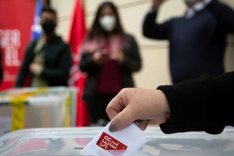 Chilenos acuden hoy a las urnas para elegir a un nuevo presidente