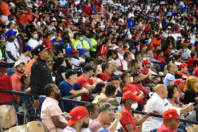 Ministro de Salud pide a fanáticos del beisbol usar la mascarilla mientras presencian los juegos