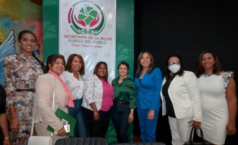 Fuerza del Pueblo realiza taller de comunicación dirigido a mujeres líderes