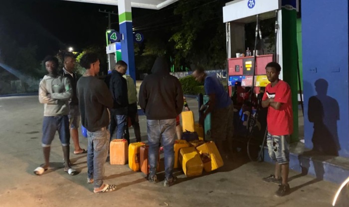 Ejército sorprende vente de combustibles en garrafones la madrugada de este jueves