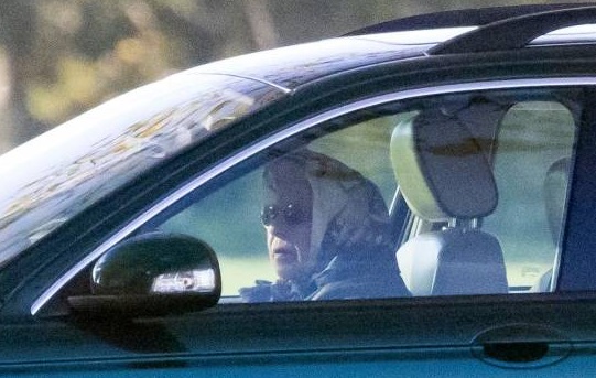 Isabel II reaparece conduciendo tras tomar una pausa de sus compromisos