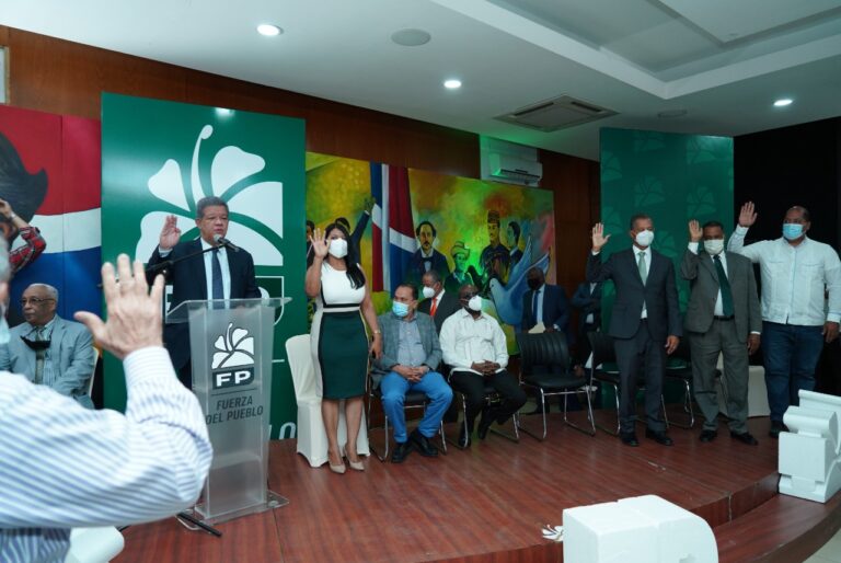 Julián Roa y otros dirigentes se juramentan en la Fuerza del Pueblo