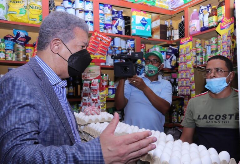 Video- Leonel conoce situación real de precios en visitas a mercados del Distrito Nacional