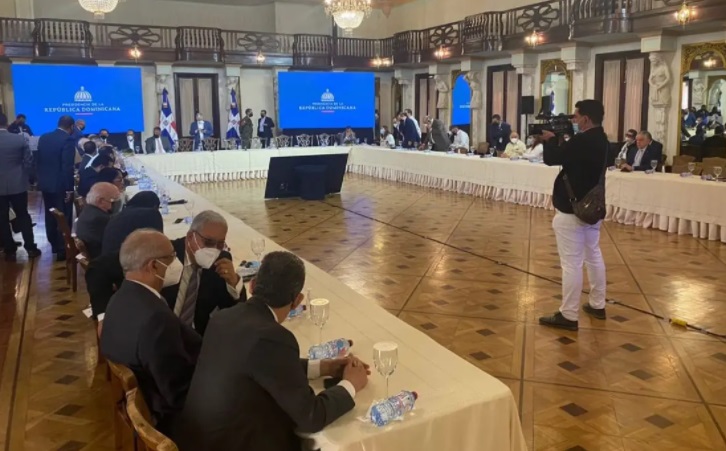 Presidente Luis Abinader trata con partidos políticos sobre  la crisis en Haití