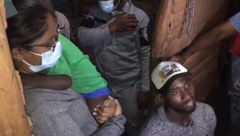 Haitiana torturaba a sus tres hijitos con quemaduras en sus cuerpecitos porque no saben cocinar