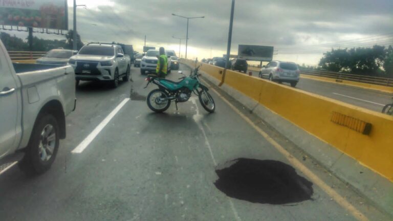 Socavón obliga a interrumpir tránsito sobre elevado kilómetro 12 autopista Duarte