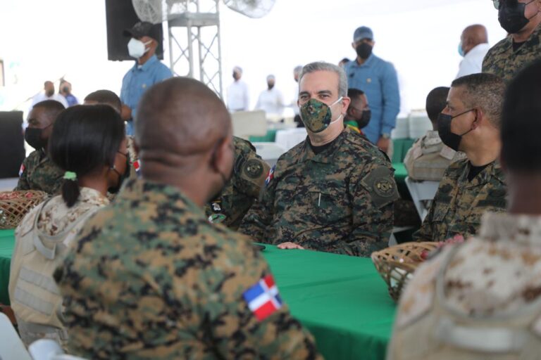 Presidente Luis Abinader almuerza con militares de puesto en la Frontera