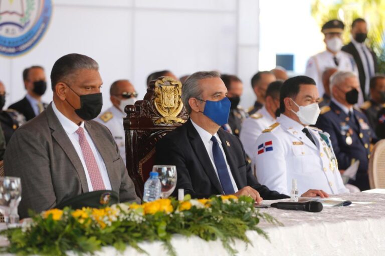 Presidente Abinader exhorta a nuevos oficiales de la Policía Nacional a actuar con integridad
