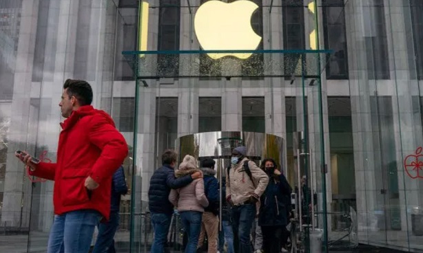 Apple cierra al público sus tiendas en Nueva York ante alza de casos de covid