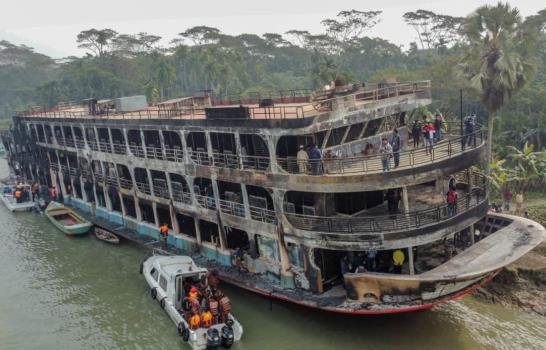 Al menos 30 muertos y 100 heridos al incendiarse una barca en Bangladesh