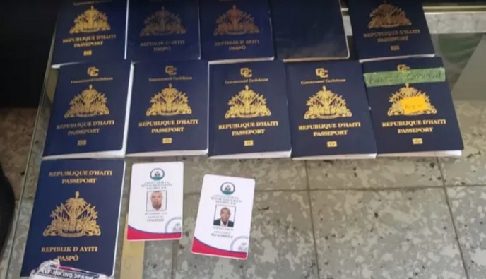 Detienen a dos empleados de consulado haitiano con equipos para elaborar pasaportes, carnet y cédulas