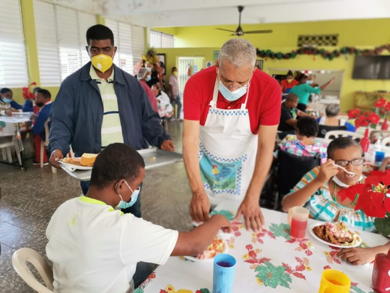 Luis El Gallo comparte almuerzo de Nochebuena con los pacientes del Leprocomio de Nigua