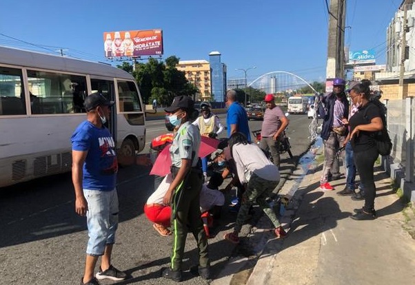 Haitiano resulta herido al lanzarse de espalda de un autobús del transporte público
