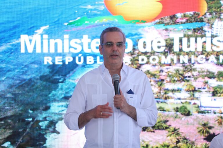 Presidente Abinader invertirá más de RD$111 millones en reconstrucción playa Guayacanes 